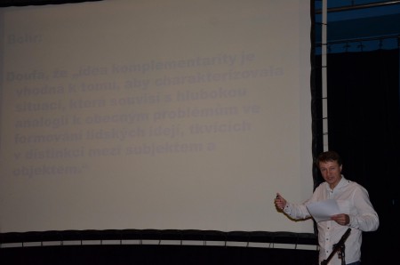 Přednáška Filipa Grygara: O původu Bohrova komlementárního myšlení